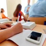 "Un nuevo impulso para la educación: Proponen suprimir la distracción digital en aulas de educación básica"