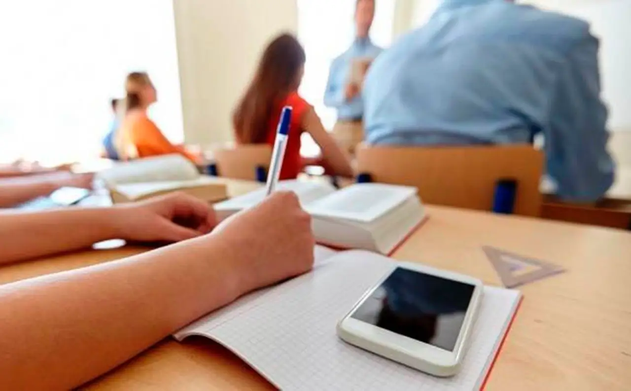 "Un nuevo impulso para la educación: Proponen suprimir la distracción digital en aulas de educación básica"