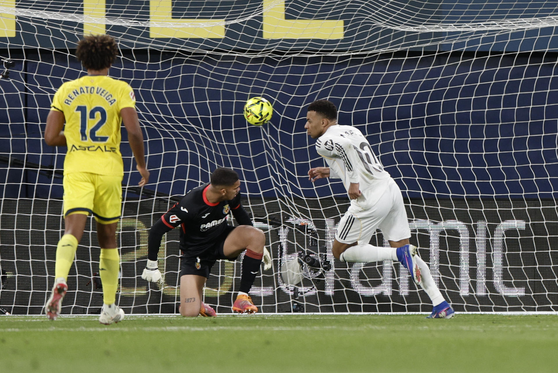 El poderoso doblete de Mbappé lleva a la Real Madrid al liderazgo absoluto en un partido plagado de emociones.
