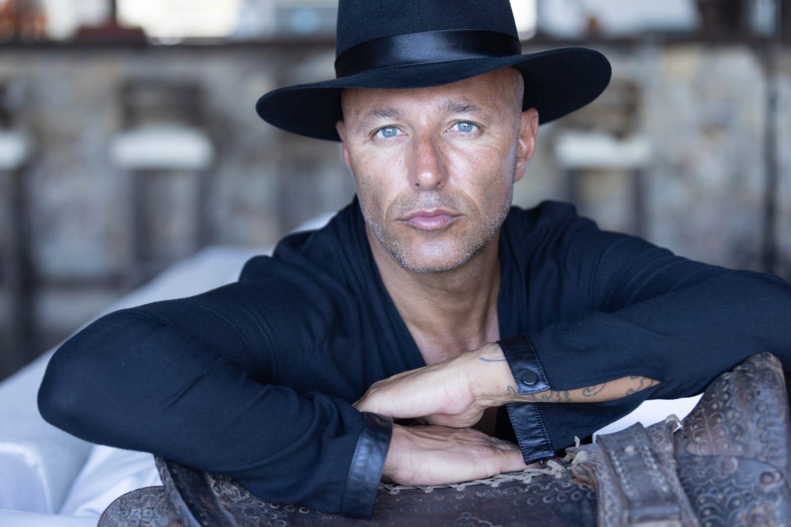 La vuelta triunfal: Gaby Álvarez regresa a Punta del Este después de 17 años de ausencia, con un legado de éxitos que ya están esperándolo.