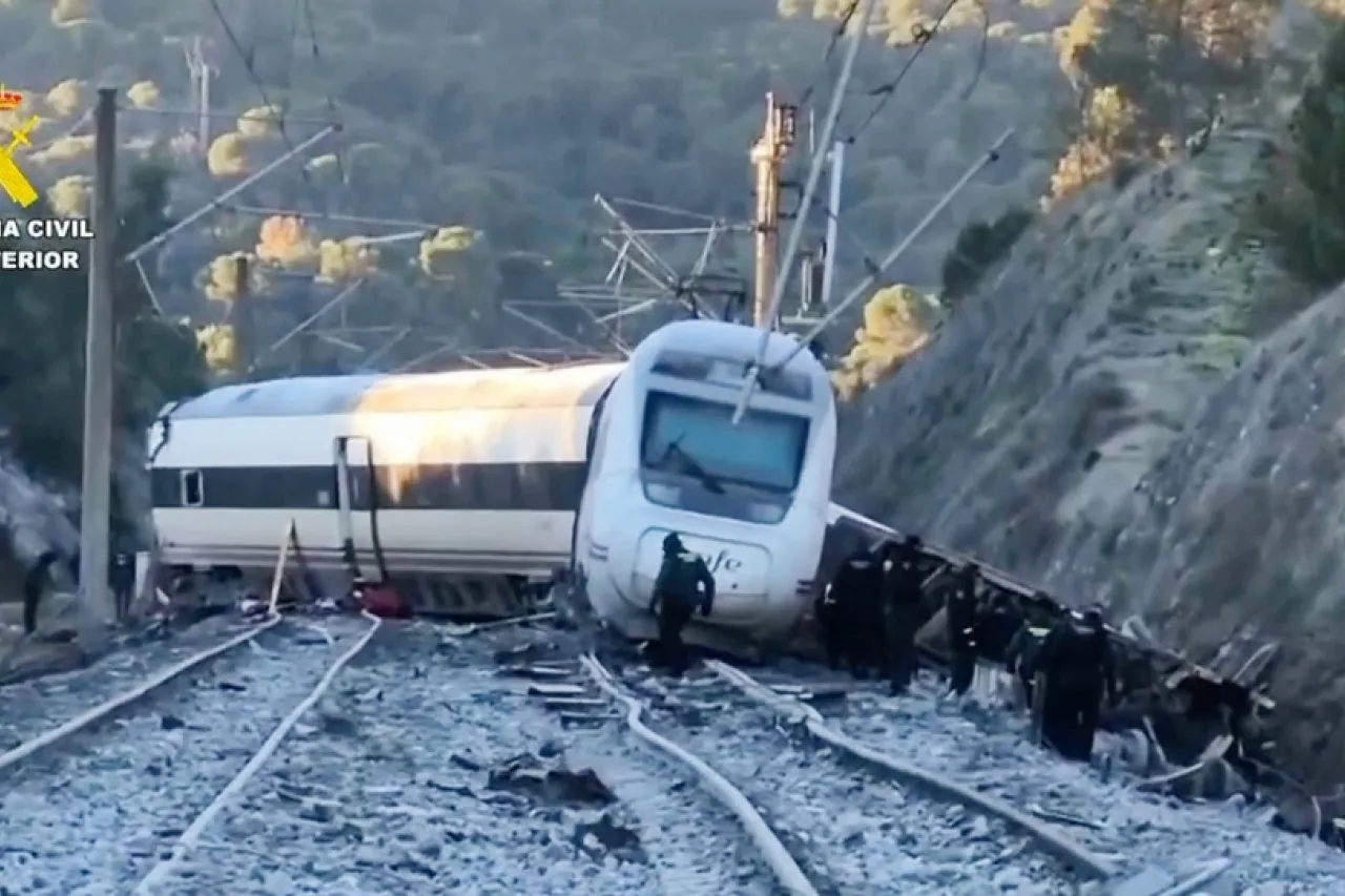 Tragedia en los raíles: 39 víctimas fatales en devastador choque de trenes que sacude el país