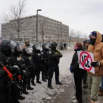 "La amenaza de Trump: una posible aplicación de la Ley de Insurrección en Minneapolis pone a prueba los límites del poder ejecutivo y genera inquietud entre las autoridades locales y el público"