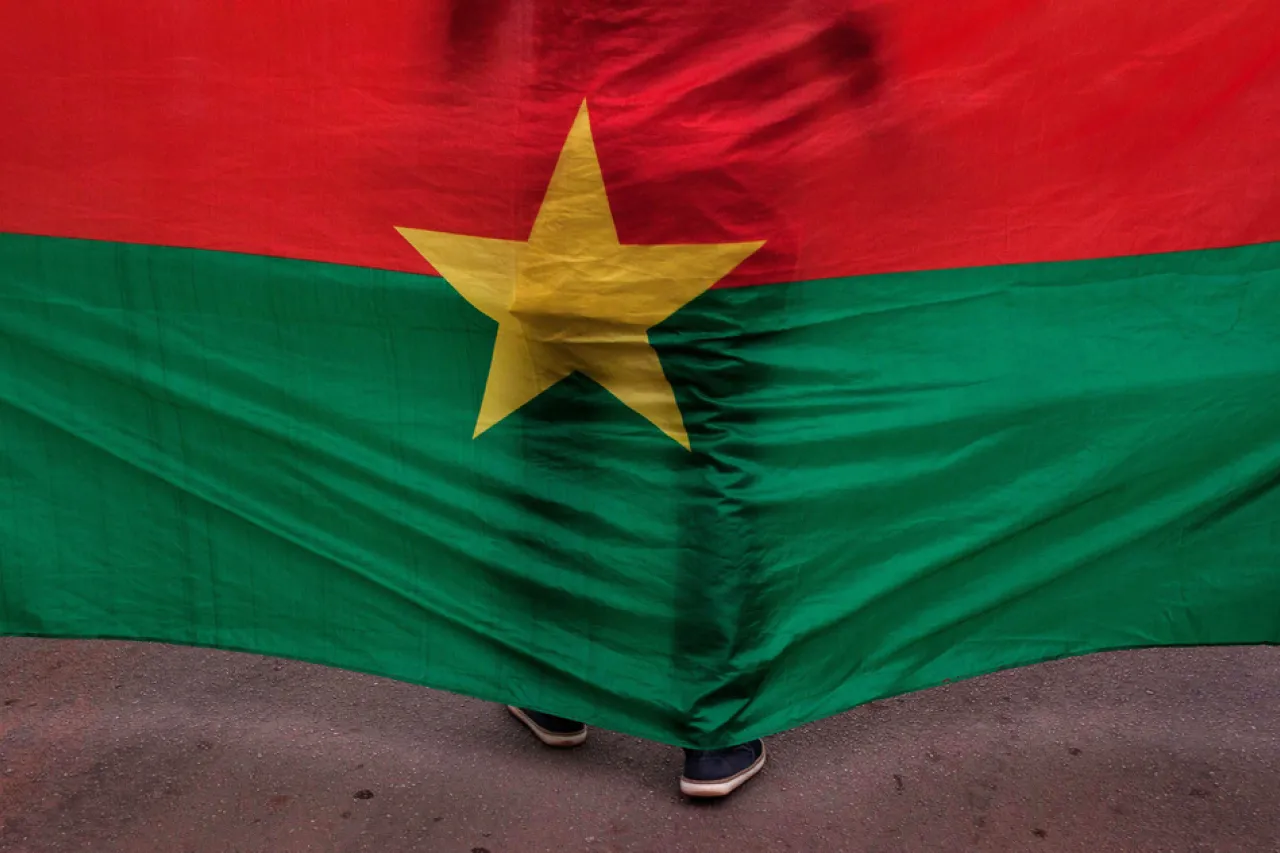 "Escándalo diplomático: Mali y Burkina Faso impiden el acceso a ciudadanos estadounidenses en un gesto de rebeldía contra Estados Unidos"