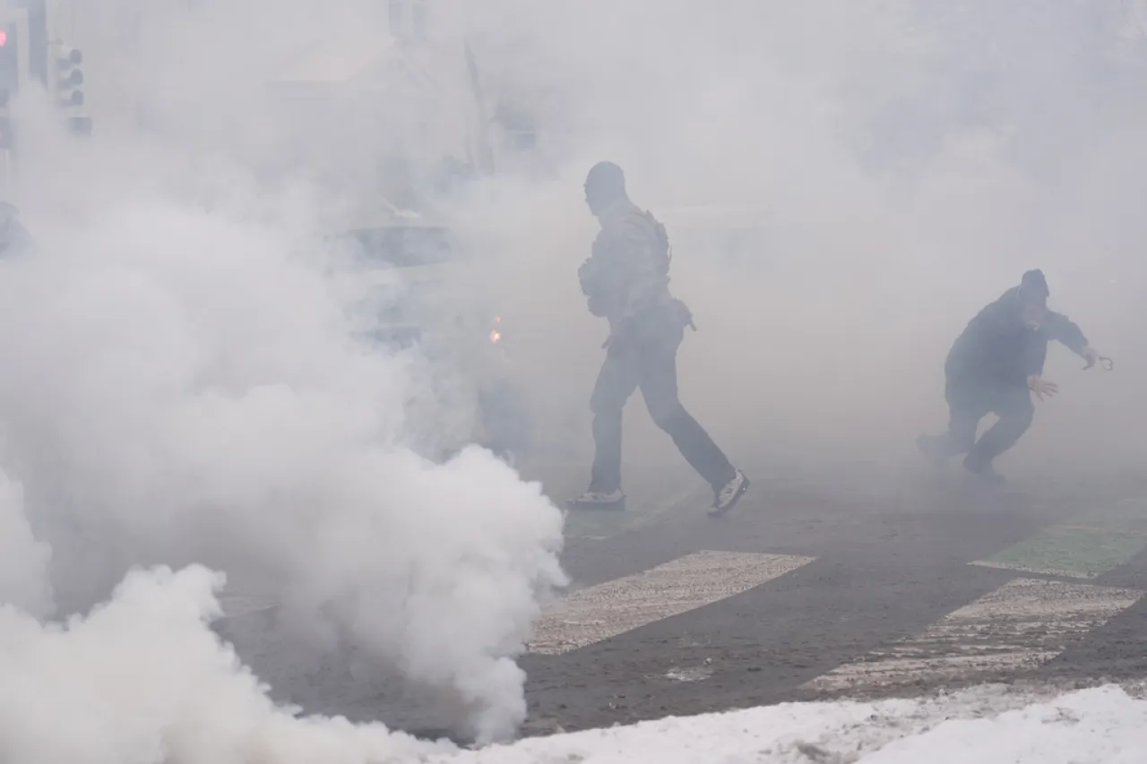 "Revelaciones en la frontera: Agencias de EE.UU. efectúan inspecciones sin autorización, desencadenando un debate sobre la privacidad y los derechos humanos"