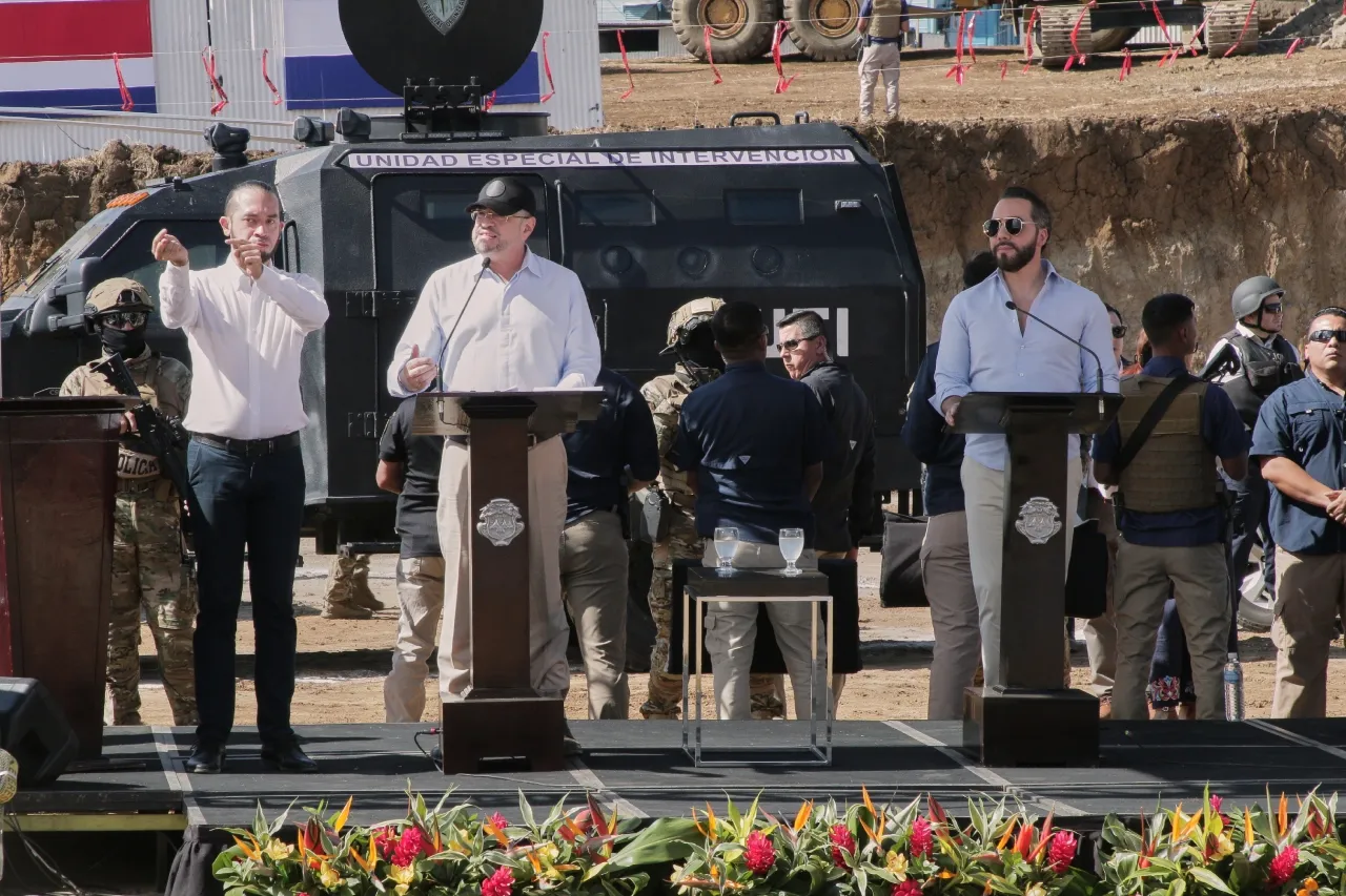 "La justicia en movimiento: El presidente de Costa Rica anuncia un ambicioso plan para renovar la infraestructura carcelaria del país y garantizar la seguridad ciudadana"