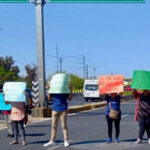 Bloquean 5 de Febrero, vecinos de San Pablo exigen solución a fuga de aguas negras en Querétaro